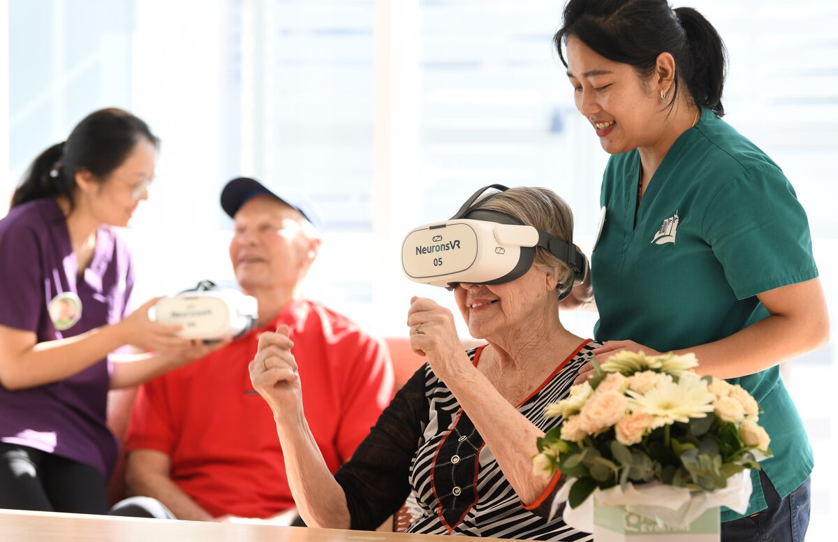 Resident using the award-winning NeuronsVR program at Dougherty Apartments.